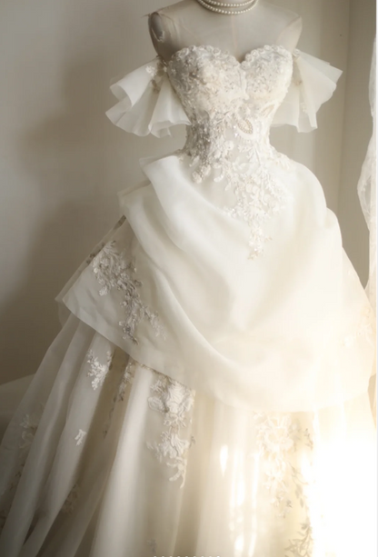 Prinzessin One-Shoulder unregelmäßig plissiertes Spitzen-Saum Brautkleid mit handgemachten Blumenapplikationen und Perlen, bodenlang P2801