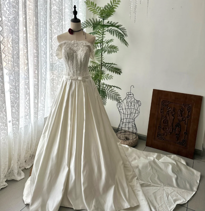 Weißes elegantes trägerloses Hochzeitskleid aus Spitze und Seidensatin mit Schleppe P2905