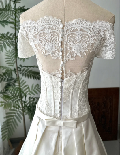 Weißes elegantes trägerloses Hochzeitskleid aus Spitze und Seidensatin mit Schleppe P2905