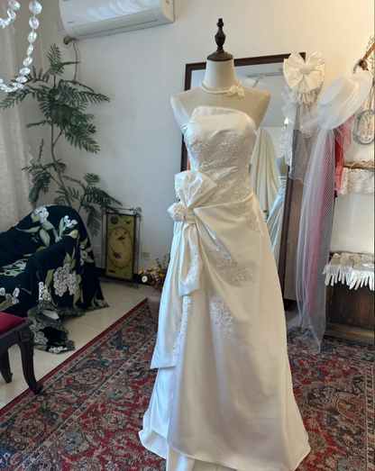 Einfaches und elegantes Neckholder-Oberteil, weiß, Satin, Stickerei, Taille, geknotet, bodenlanges Hochzeitskleid P2909