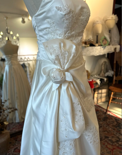 Einfaches und elegantes Neckholder-Oberteil, weiß, Satin, Stickerei, Taille, geknotet, bodenlanges Hochzeitskleid P2909