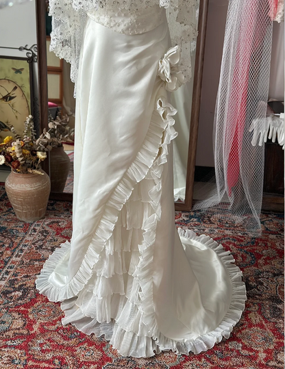 Vintage Reißverschluss Sling Perlen Wellen-Organza hoher Schlitz kleiner Schleppe Satin Brautkleid P2910