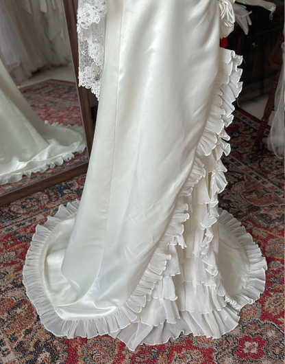 Vintage Reißverschluss Sling Perlen Wellen-Organza hoher Schlitz kleiner Schleppe Satin Brautkleid P2910