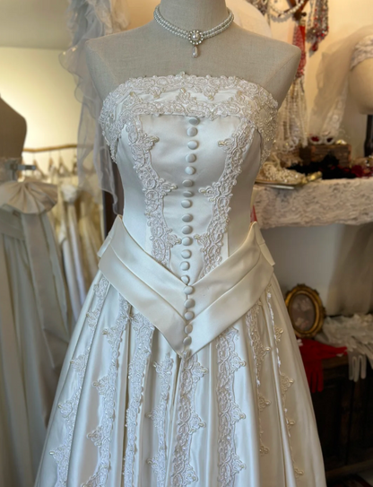 Vintage Trägerloses Creme-Brautkleid mit schwerer Perlenstickerei, bodenlang P2912