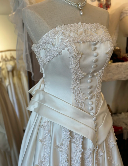 Vintage Trägerloses Creme-Brautkleid mit schwerer Perlenstickerei, bodenlang P2912