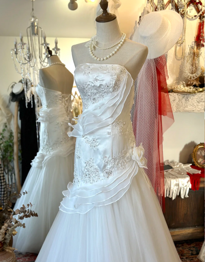 Einfaches und elegantes trägerloses Hochzeitskleid aus Satin und Tüll mit Perlenstickerei P2914