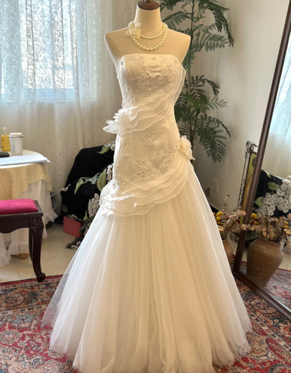 Einfaches und elegantes trägerloses Hochzeitskleid aus Satin und Tüll mit Perlenstickerei P2914