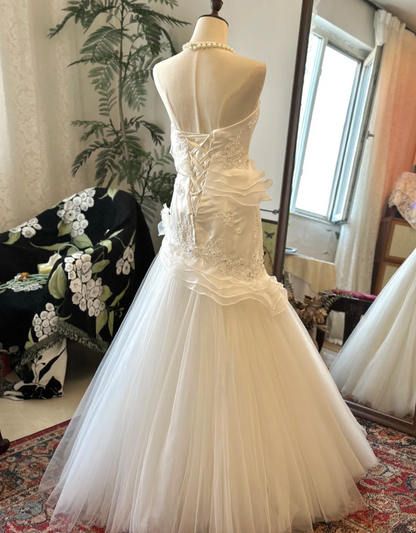 Einfaches und elegantes trägerloses Hochzeitskleid aus Satin und Tüll mit Perlenstickerei P2914