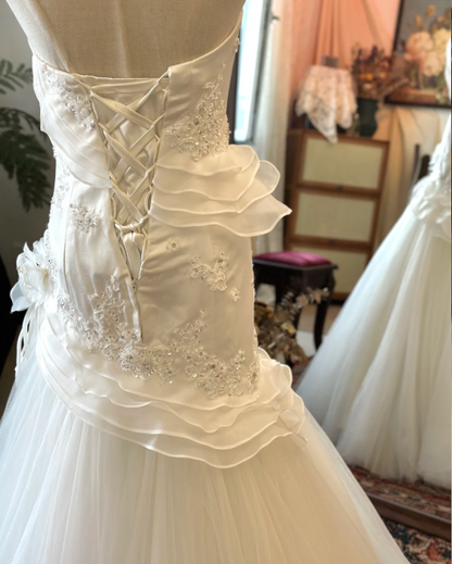Einfaches und elegantes trägerloses Hochzeitskleid aus Satin und Tüll mit Perlenstickerei P2914
