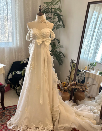 Elegantes weißes schulterfreies Chiffon-Spitzen-Hochzeitskleid mit Schleife und Schleppe P2918