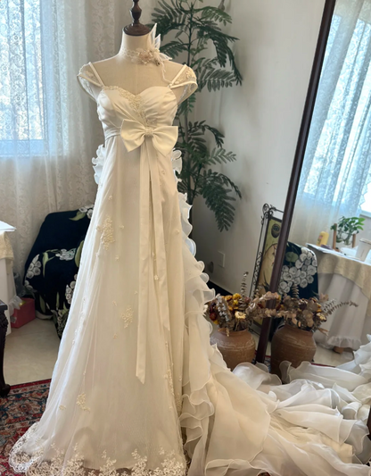 Elegantes weißes schulterfreies Chiffon-Spitzen-Hochzeitskleid mit Schleife und Schleppe P2918