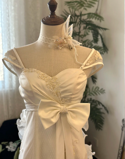 Elegantes weißes schulterfreies Chiffon-Spitzen-Hochzeitskleid mit Schleife und Schleppe P2918