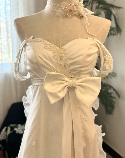 Elegantes weißes schulterfreies Chiffon-Spitzen-Hochzeitskleid mit Schleife und Schleppe P2918