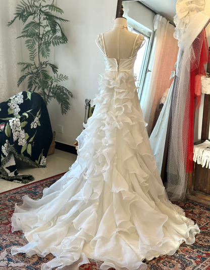 Elegantes weißes schulterfreies Chiffon-Spitzen-Hochzeitskleid mit Schleife und Schleppe P2918