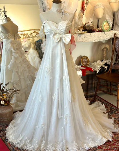 Elegantes weißes schulterfreies Chiffon-Spitzen-Hochzeitskleid mit Schleife und Schleppe P2918