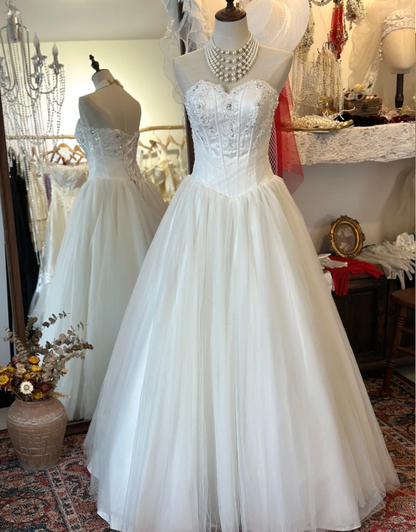 Elegantes und schlichtes Brautkleid aus Satin-Tüll mit Herzausschnitt, gespleißtem Rückenteil und Schnürung, bodenlang, P2921