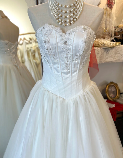 Elegantes und schlichtes Brautkleid aus Satin-Tüll mit Herzausschnitt, gespleißtem Rückenteil und Schnürung, bodenlang, P2921