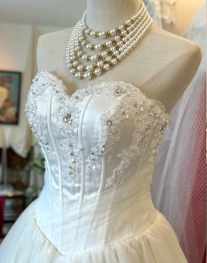 Elegantes und schlichtes Brautkleid aus Satin-Tüll mit Herzausschnitt, gespleißtem Rückenteil und Schnürung, bodenlang, P2921