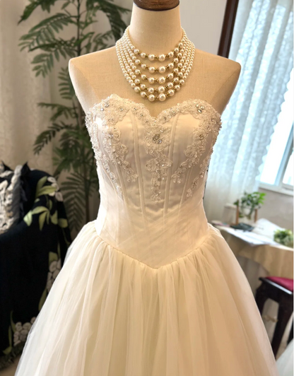 Elegantes und schlichtes Brautkleid aus Satin-Tüll mit Herzausschnitt, gespleißtem Rückenteil und Schnürung, bodenlang, P2921
