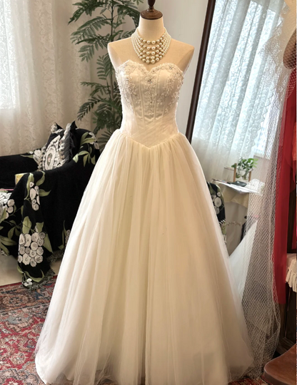 Elegantes und schlichtes Brautkleid aus Satin-Tüll mit Herzausschnitt, gespleißtem Rückenteil und Schnürung, bodenlang, P2921