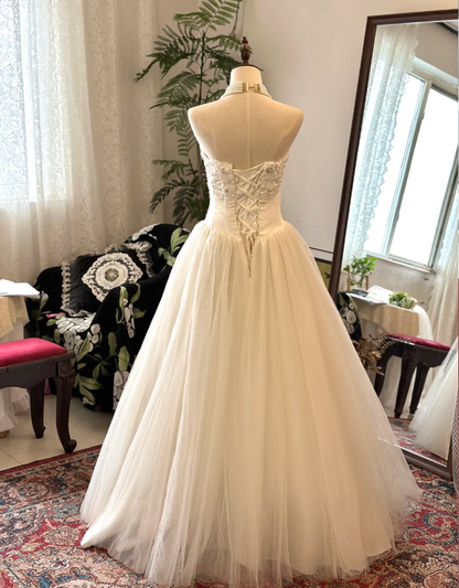 Elegantes und schlichtes Brautkleid aus Satin-Tüll mit Herzausschnitt, gespleißtem Rückenteil und Schnürung, bodenlang, P2921