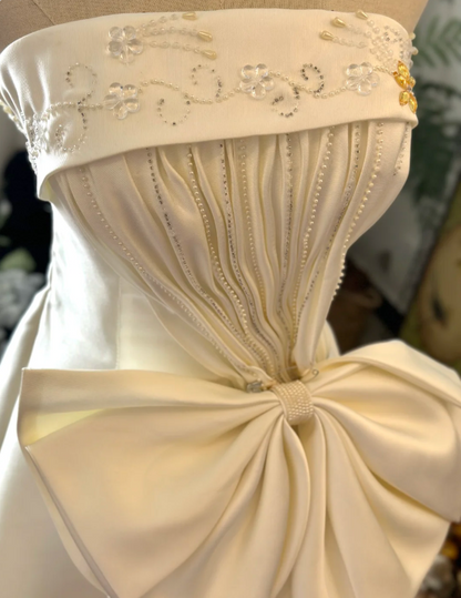 Weißes Satin A-Linie Bodenlanges Hochzeitskleid mit großen Knöpfen P2922
