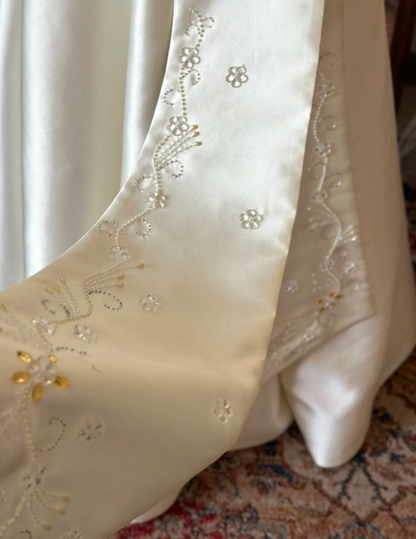 Weißes Satin A-Linie Bodenlanges Hochzeitskleid mit großen Knöpfen P2922