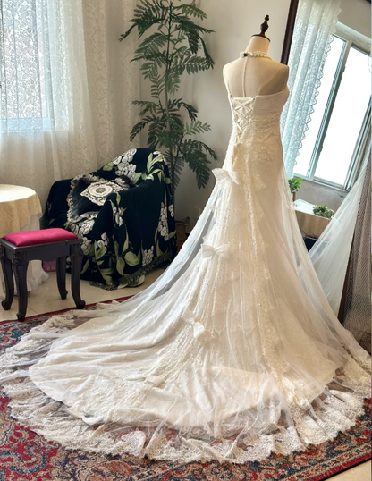 Elegantes Brautkleid mit herzförmigem Ausschnitt aus Tüllspitze mit Schleife hinten und kleiner Schleppe P2924