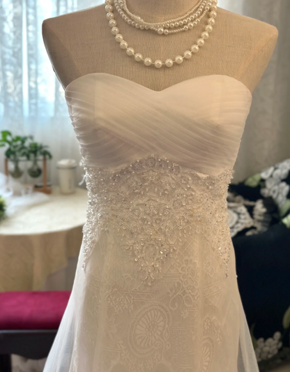 Elegantes Brautkleid mit herzförmigem Ausschnitt aus Tüllspitze mit Schleife hinten und kleiner Schleppe P2924