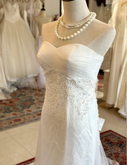 Elegantes Brautkleid mit herzförmigem Ausschnitt aus Tüllspitze mit Schleife hinten und kleiner Schleppe P2924
