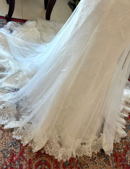 Elegantes Brautkleid mit herzförmigem Ausschnitt aus Tüllspitze mit Schleife hinten und kleiner Schleppe P2924
