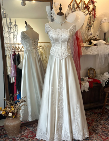 Französisches Retro-Brautkleid aus Satin mit Spitzen-Schultern, bodenlang und mit Schnürung P2925