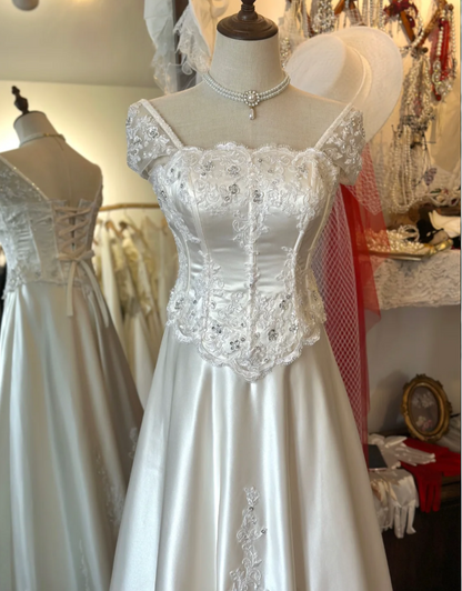 Französisches Retro-Brautkleid aus Satin mit Spitzen-Schultern, bodenlang und mit Schnürung P2925