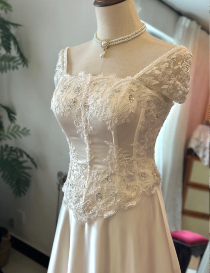 Französisches Retro-Brautkleid aus Satin mit Spitzen-Schultern, bodenlang und mit Schnürung P2925