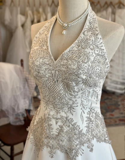 Vintage Neckholder Brautkleid aus Satin mit Silberfadenperlen und Schleppe P2926
