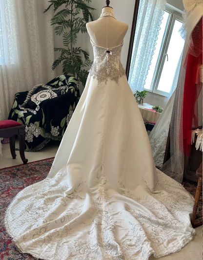 Vintage Neckholder Brautkleid aus Satin mit Silberfadenperlen und Schleppe P2926