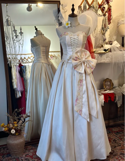 Französischer Stil elegantes Brautkleid aus Satin in Bodennähe mit herzförmigem Ausschnitt und rosa Schleife an der Taille P2931