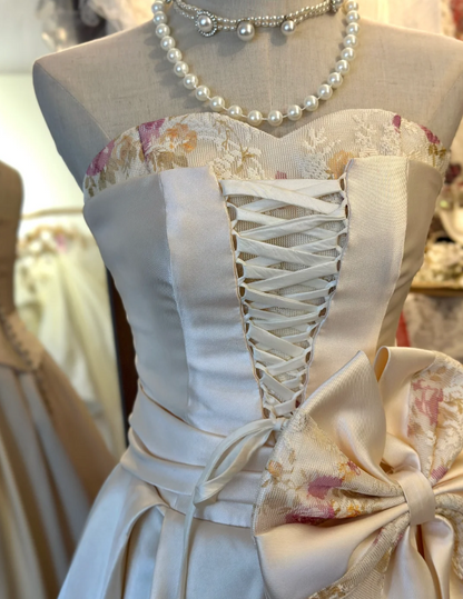 Französischer Stil elegantes Brautkleid aus Satin in Bodennähe mit herzförmigem Ausschnitt und rosa Schleife an der Taille P2931