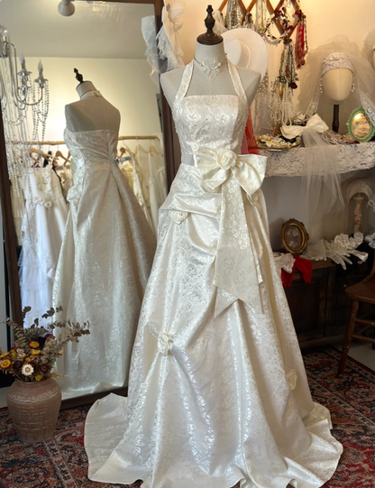 Weißes elegantes Neckholder-Hochzeitskleid aus Satin mit dunklem Muster und 3D-Blumen P2933