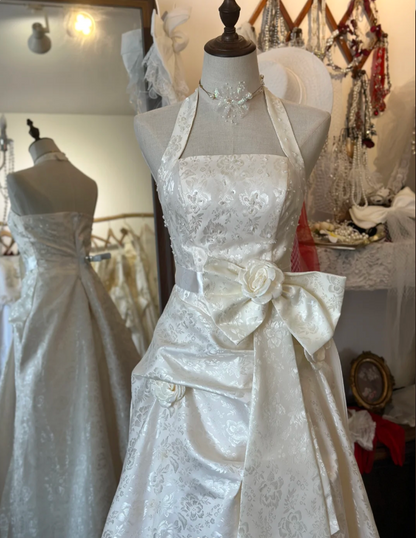 Weißes elegantes Neckholder-Hochzeitskleid aus Satin mit dunklem Muster und 3D-Blumen P2933