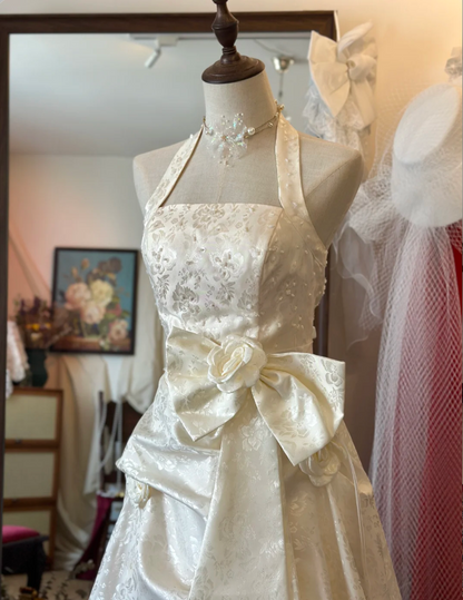 Weißes elegantes Neckholder-Hochzeitskleid aus Satin mit dunklem Muster und 3D-Blumen P2933