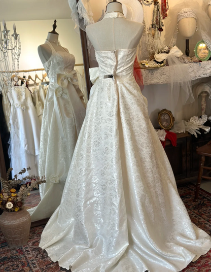 Weißes elegantes Neckholder-Hochzeitskleid aus Satin mit dunklem Muster und 3D-Blumen P2933