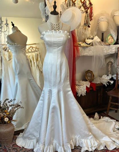 Verträumtes Walzer Brautkleid mit Spaghettiträgern, Fischgrätmuster und trägerloser Satinschleppe P2935