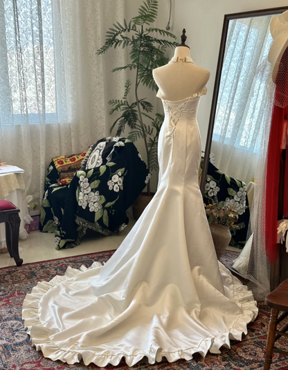 Verträumtes Walzer Brautkleid mit Spaghettiträgern, Fischgrätmuster und trägerloser Satinschleppe P2935