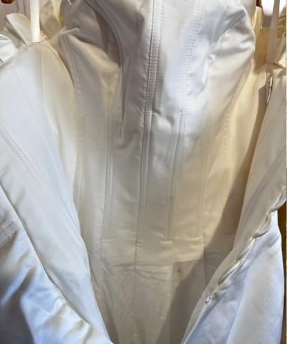 Verträumtes Walzer Brautkleid mit Spaghettiträgern, Fischgrätmuster und trägerloser Satinschleppe P2935