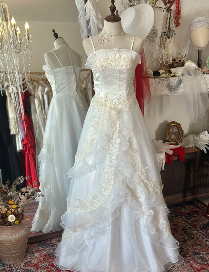Sanftes Retro-Vintage-Hochzeitskleid mit Rüschen und Schleppe P2937