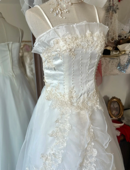 Sanftes Retro-Vintage-Hochzeitskleid mit Rüschen und Schleppe P2937