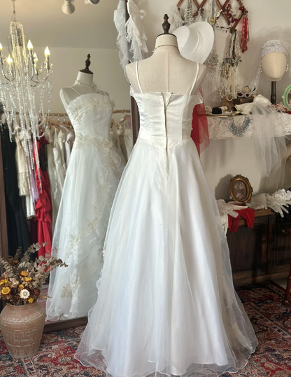 Sanftes Retro-Vintage-Hochzeitskleid mit Rüschen und Schleppe P2937