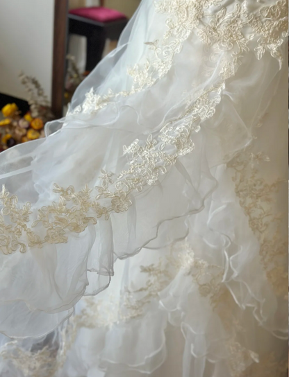 Sanftes Retro-Vintage-Hochzeitskleid mit Rüschen und Schleppe P2937