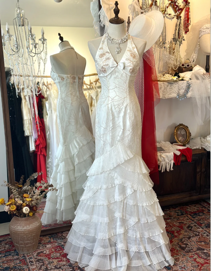 Elegantes Meerjungfrauen-Neckholder-Hochzeitskleid mit eng anliegendem, mehrlagigem Tüll und bodenlanger Schleppe P2938